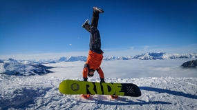 冬季雪地滑板帅哥运动摄影图片